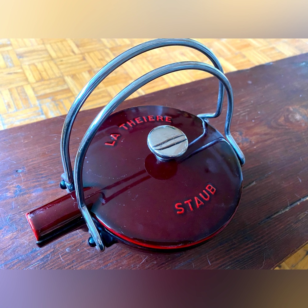 Staub. Enamel cast iron Staub teapot, made in France. Colour: Grenadine. 1.6 L
